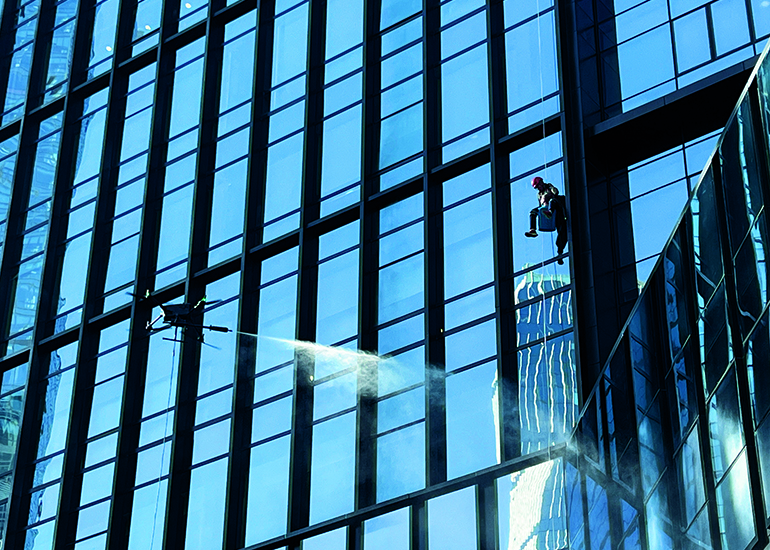 3 模拟无人机高空灭火.jpg