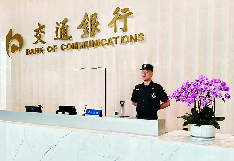 大厅执勤.jpg 大厅执勤.jpg