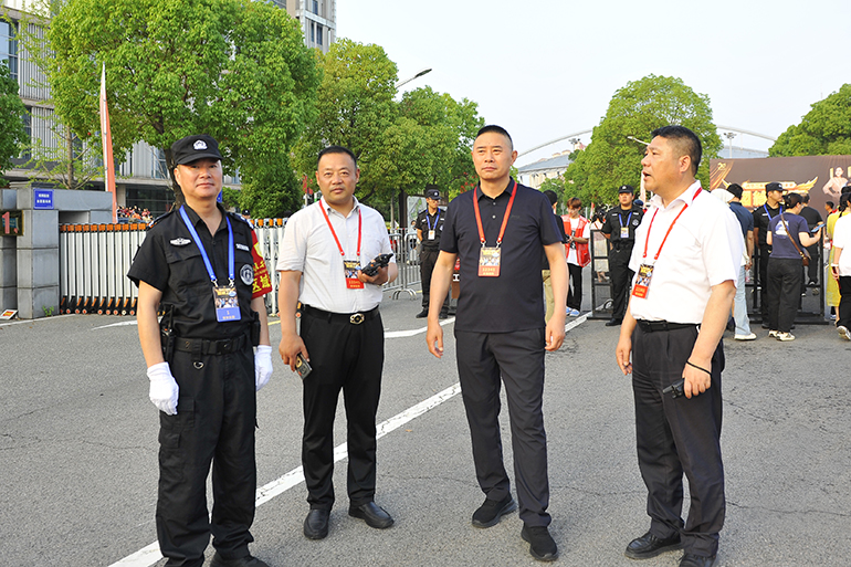 赵爱忠（右二）在大型活动安保现场.jpg